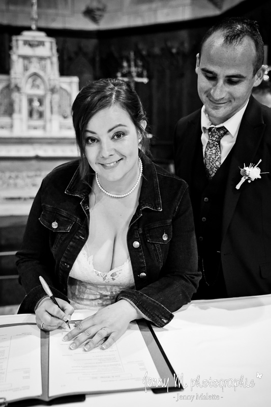 photo signature des mariés à l'église cérémonie  religieuse