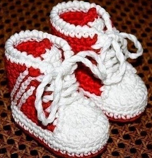 http://manualidadesreciclables.com/15092/como-hacer-botines-para-bebe-a-crochet-2