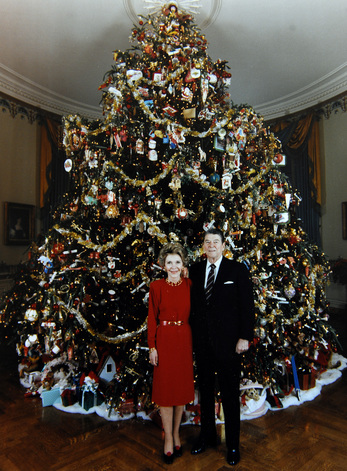 DECK THE HOLIDAY  S HISTORY  OF THE WHITE HOUSE CHRISTMAS  TREE