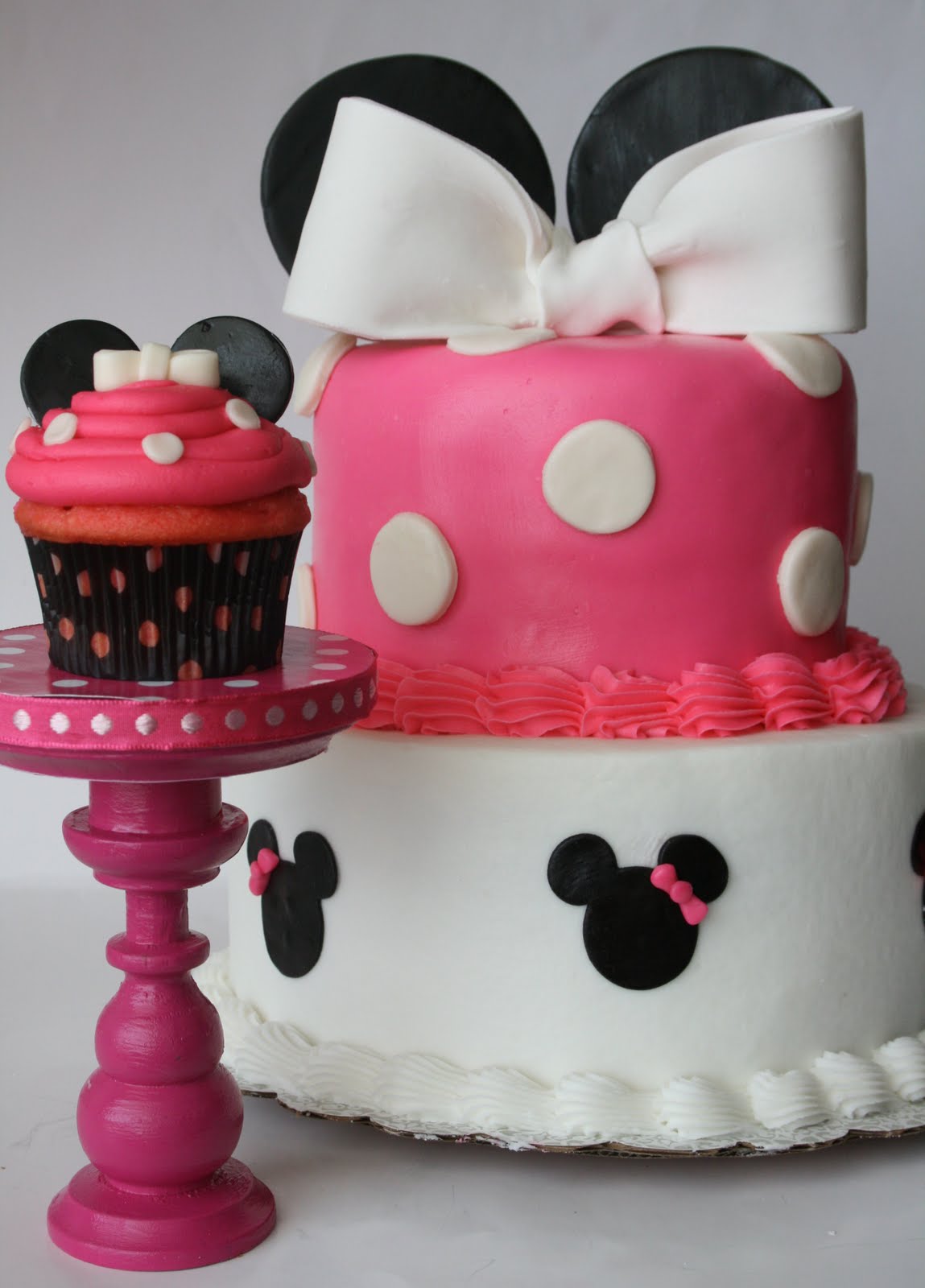 how to make minnie mouse cake pops Minnie Mouse cake and cupcake!!