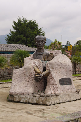 Эквадор экватор скульптура человека 