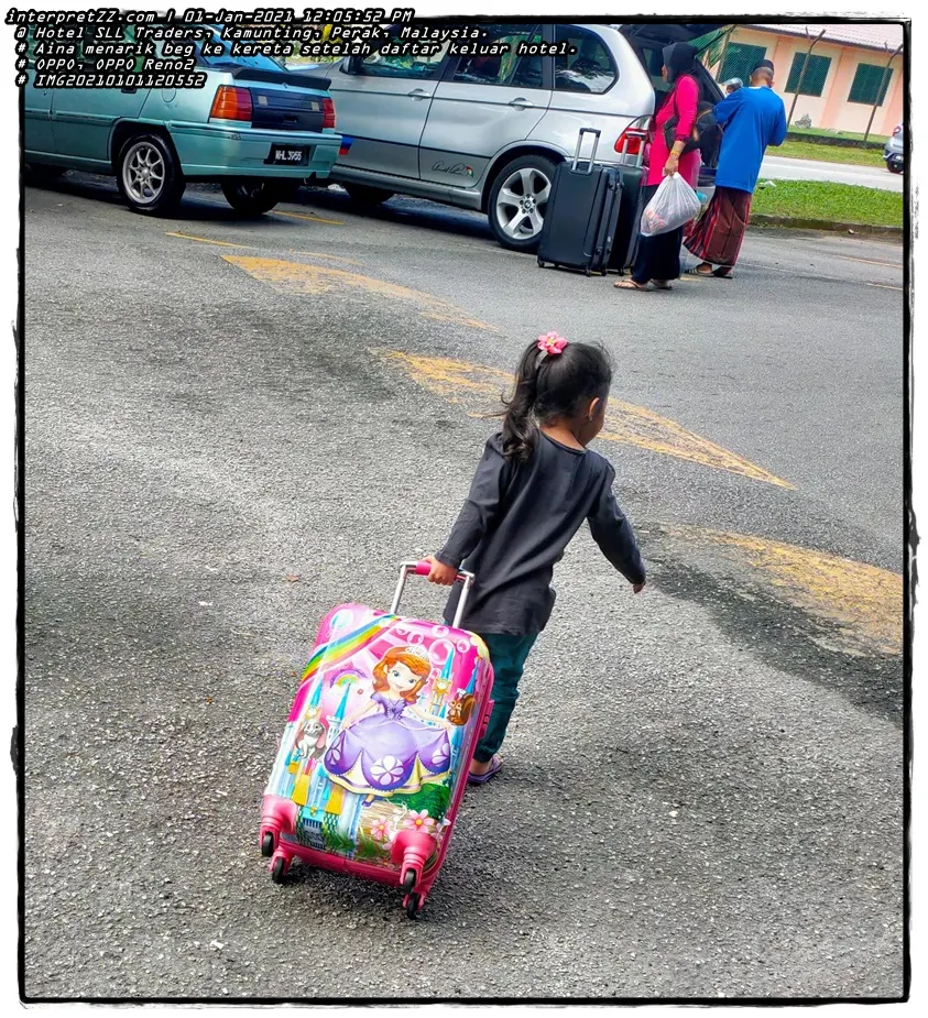 Gambar Aina sedang menarik beg dan menyeberangi jalan untuk ke kereta