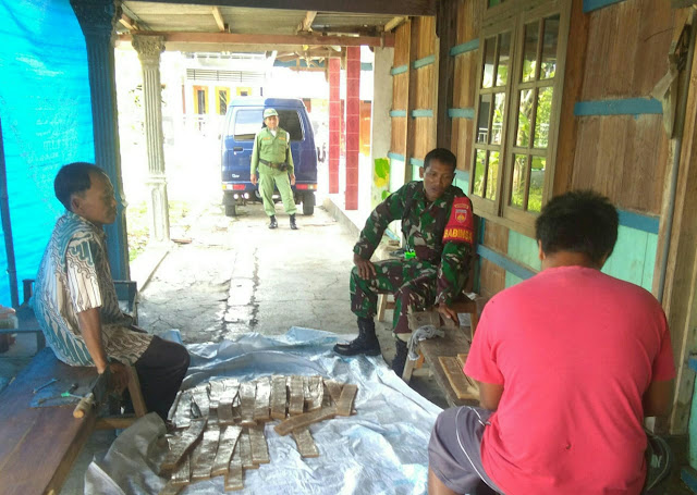 Kodim Sragen - Babinsa Desa Bandung Komunikasi Sosial Bersama Pengrajin Krupuk