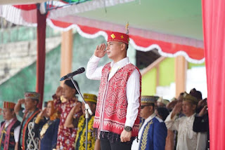 Wakil Bupati Kapuas Hulu, Wahyudi Hidayat, S.T., hadir sebagai Inspektur upacara.