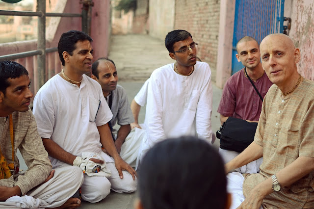 Sankarshan Das Adhikari Telling Krishna Pastime at Manasi Ganga