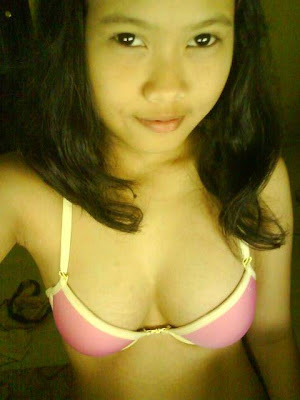 Foto Cewek Seksi Narsi Cuma Pakai Bh Pink