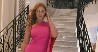 British Influencer Iskra Lawrence Inspires Fans With 10 Fashion Ideas Photos