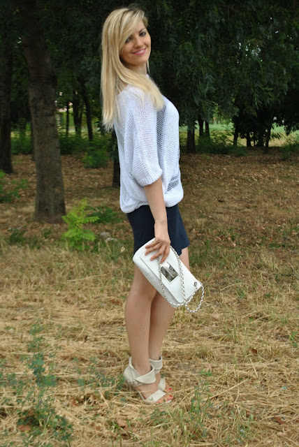 outfit blu e bianco come abbinare il blu e il bianco abbinamenti bianco e blu borsa blumarine borsa bianca outfit agosto mariafelicia magno fashion blogger color block by felym fashion blog italiani fashion blogger italiane ragazze bionde summer outfits  blue and white outfit how to combine blue and white blumarine bag 