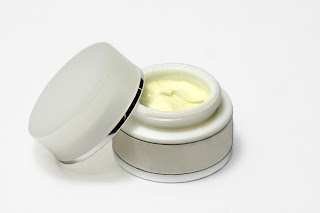 Creme cosmético branco com textura de petrolato