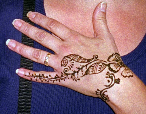 Indian girlfriend is considered the best option for the temporary tattoo 