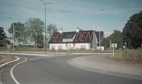 Huis met de tekst 'Helden' op het dak