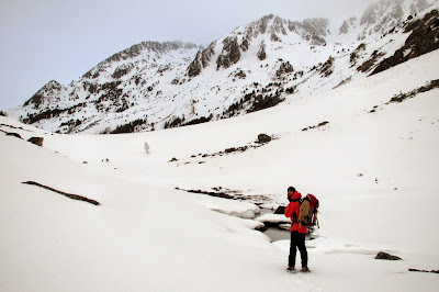 Ribera de Campcardós en los pies del pico Peiraforca en invierno.