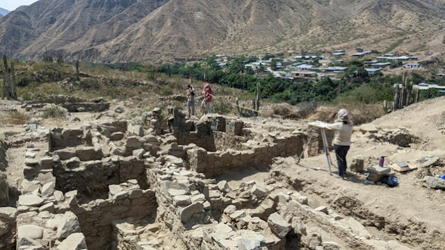 Αρχαιολόγοι στον χώρο της ανασκαφής.  [Credit: Peruvian Ministry of Culture/AFP]