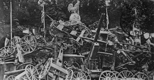 Una pirámide de cañones alemanes en Paris en 1919