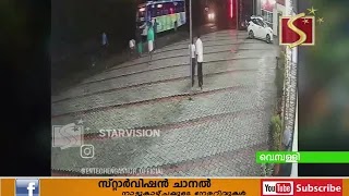 നിര്‍ത്തിയിട്ട കെ.എസ്.ആര്‍.ടി.സി  ബസ് പിന്നോട്ടുരുണ്ടു നീങ്ങി.