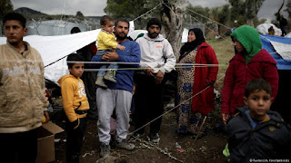Πρόσφυγεςε και μετανάστες κάνουν κατάληψη σε πλατεία της Μυτιλήνης
