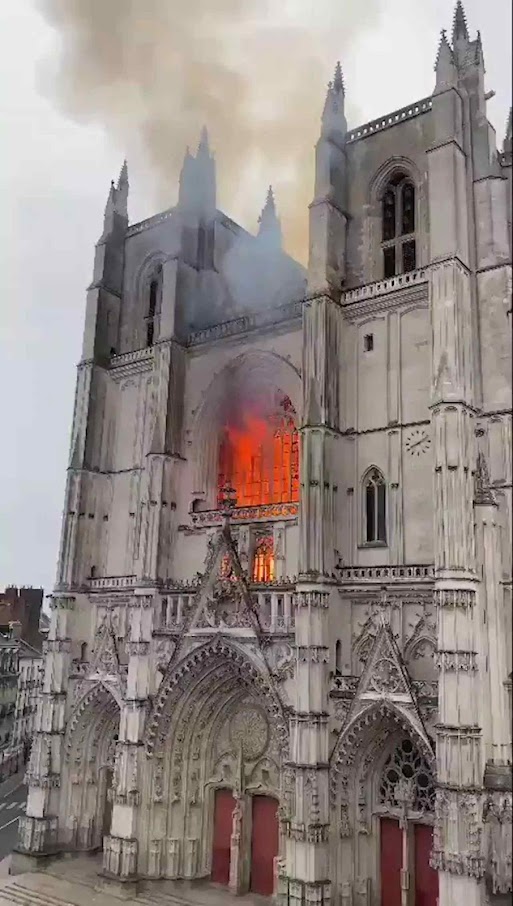 Atentado islâmico contra a catedral de Nantes.jpg