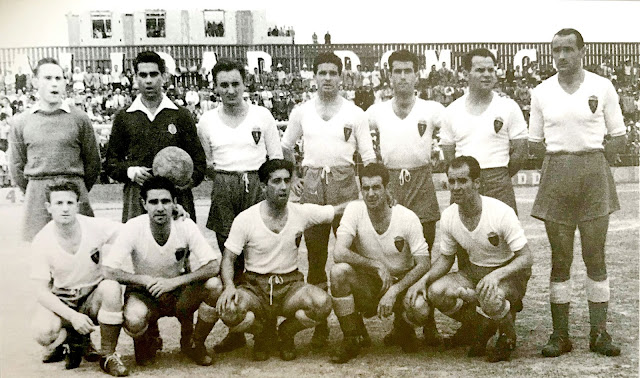 ZARAGOZA C. F. Temporada 1950-51. Santín (portero suplente), Higinio, Ojinaga, Rosendo Hernández, Noguera, Hrotko, y Cabido. Gonzalvo II, Jugo, Urra, Belló y Careaga. U. D. LAS PALMAS 2 ZARAGOZA C. F. 0 Domingo 17/06/1951. Liguilla de promoción de ascenso a 1ª División, jornada 7. Las Palmas de Gran Canaria, estadio Insular. GOLES: 1-0: 30’, Polo. 2-0: 70’, Padrón.