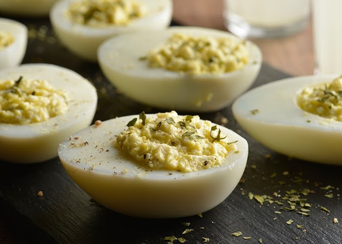 Ovos Recheados com Queijo Branco, Coentro e Salsa
