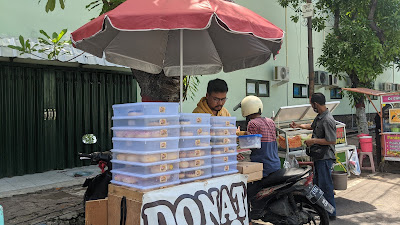 Kisah Deni Rintis Usaha Donat Pulo Alias ( Empuk Lo ) di Jalan Majapahit,Mojokerto