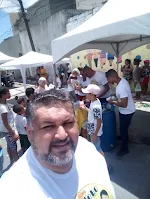 homem-de-camiseta-branca-em-festa-religiosa-na-rua