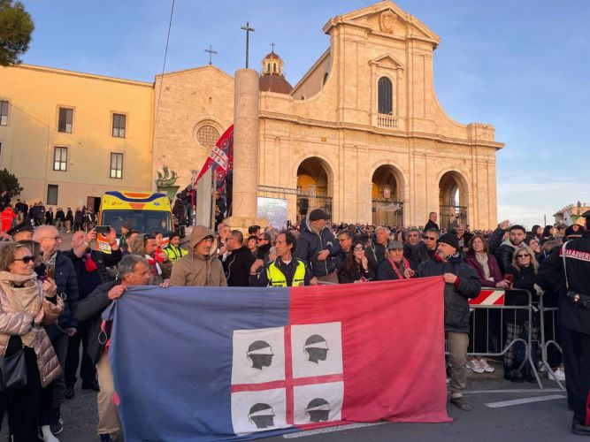 Addio a Gigi Riva: 30mila persone ai funerali del mito del calcio italiano