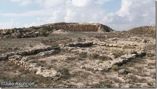 Cabezo Pequeño del Estaño - Viviendas y al fondo la muralla - Guardamar del Segura