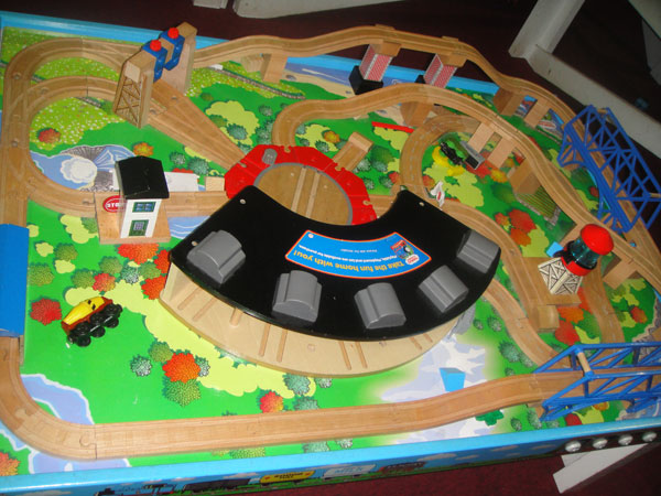 Kids Love Toy Trains: Wooden track layout