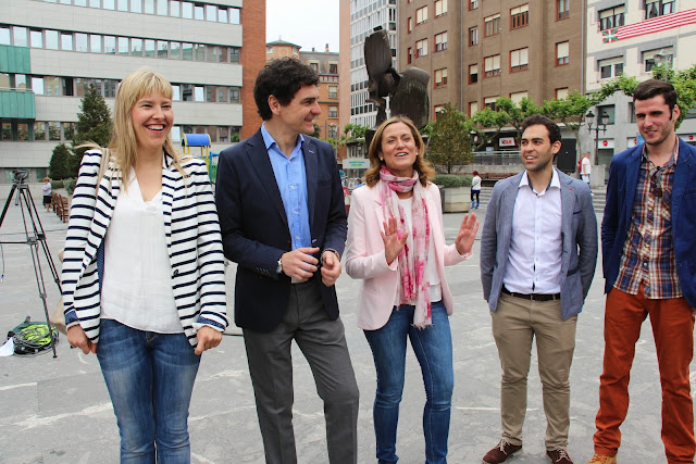 Unai Rementeria y Amaia del Campo, en un acto de campaña en Herriko Plaza