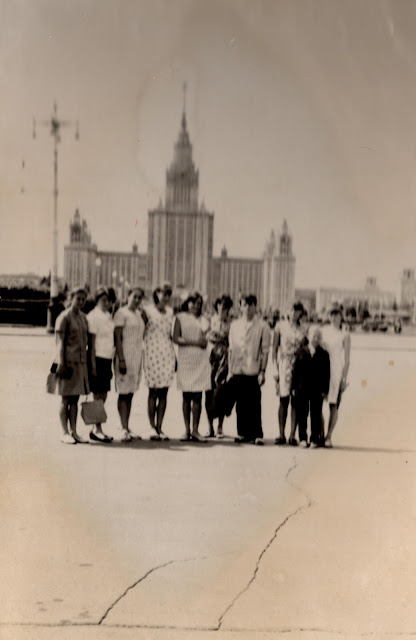 Волков В. М. зі студентами на екскурсії в Москві (1969)