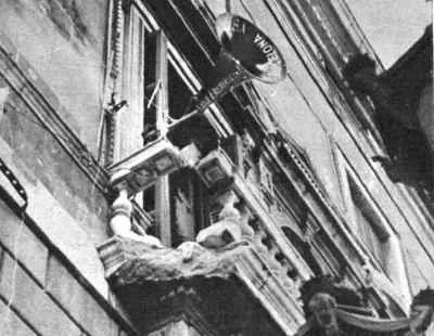 Un proyectil sin espoleta hizo este boquete en un balcón de la Generalidad. (Mundo Gráfico 17/10/1934)