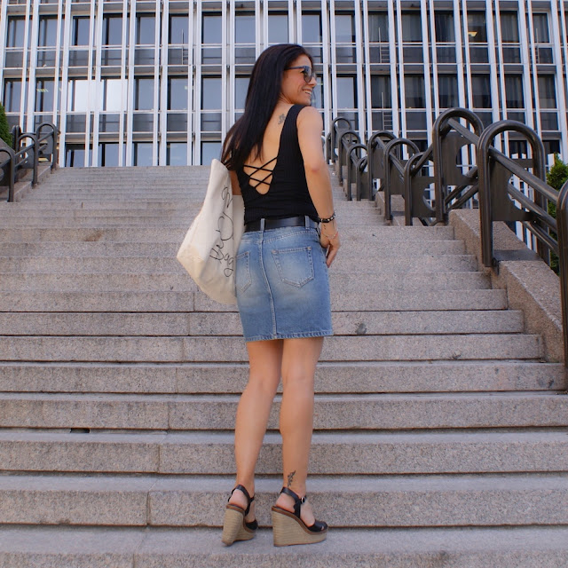 Outfit verano con Body canalé con escote en la espalda, falda vaquera y cuñas de esparto