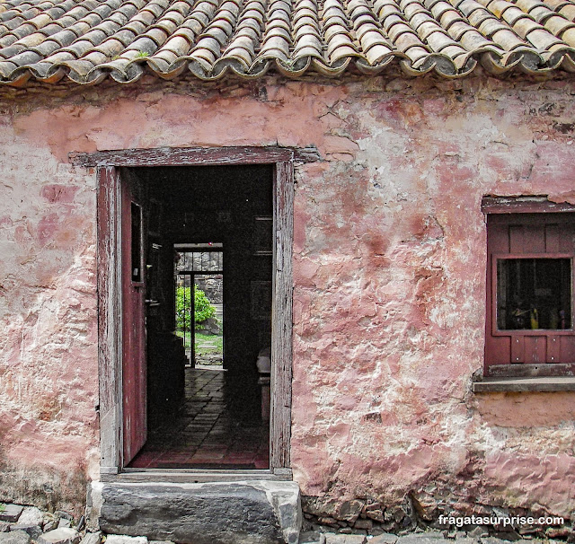 Casas de colonos originais, do Século 18, em Colonia del Sacramento, Uruguai