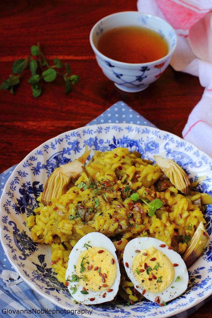 Risotto ai carciofi con semi di lino, zucca e sesamo, zafferano e uova sode