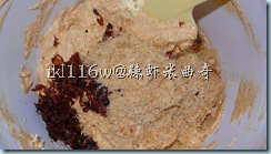 加入虾米碎和炸葱头搅拌