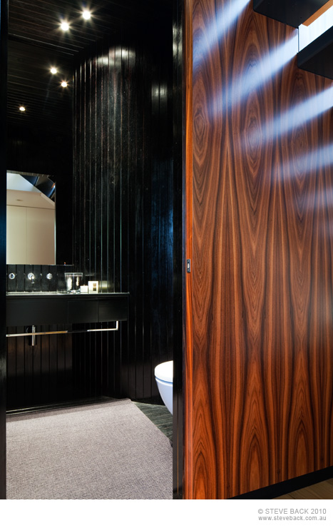 Black bathroom in the River House by MCK Architects