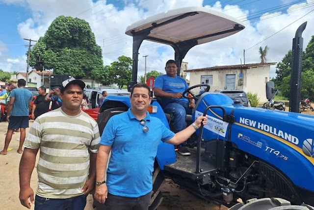 Eduardo Cassol participa de entrega de maquina agrícola em Alhandra e Murilo Galdino confirma que Conde também será beneficiado