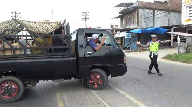 Polres Aceh Timur Tertibkan Mobil Bak Terbuka Angkut Penumpang