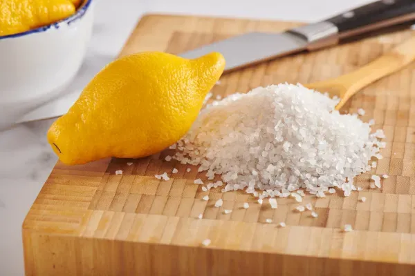 هل أكل الليمون مع الملح مضر؟