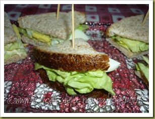 Mini sandwich con pane integrale, uova sode, lattuga e maionese (8)