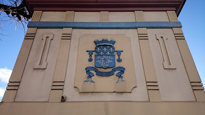 Blason de la ville de Reims Dieu en soit Garde sur une installation d'eau