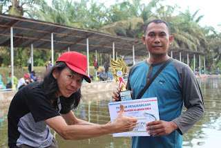 Hanz Putri Juara ke lima ikan mas terberat