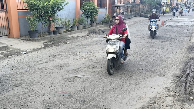 Tak Sabar Tunggu Aksi Pemkab, Warga Sekardangan Perbaiki Sendiri Jalan Berlubang dengan Material Seadanya