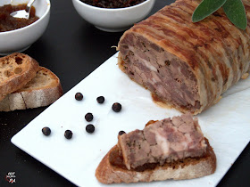 Terrina provenzal de cerdo, hierbas aromáticas (salvia), especias (enebro) y forrada de bacon.