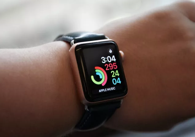 تعطل  Apple Watch Series 4 بسبب خطأ التوقيت الصيفي