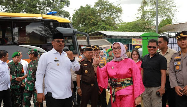  Pj. Walikota Lusje Berikan Hak Suara di TPS 5 Bukit Merapin