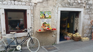 Uriges altes Gemüse Geschäft in Kroatien mit Flair und Fahrrad