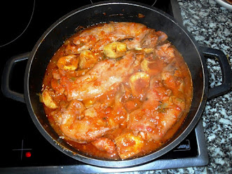 Cocinando los pies de cerdo con salsa y alcachofas.