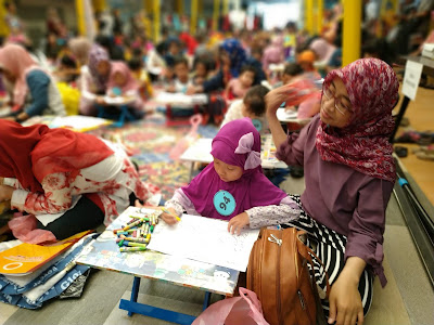 orang tua mendampingi anak saat belajar