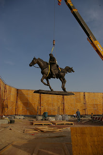 Lifting the 1 and 1/2 life-size bronze horse and rider onto the truck for transport to the front gates of Al Forsan.